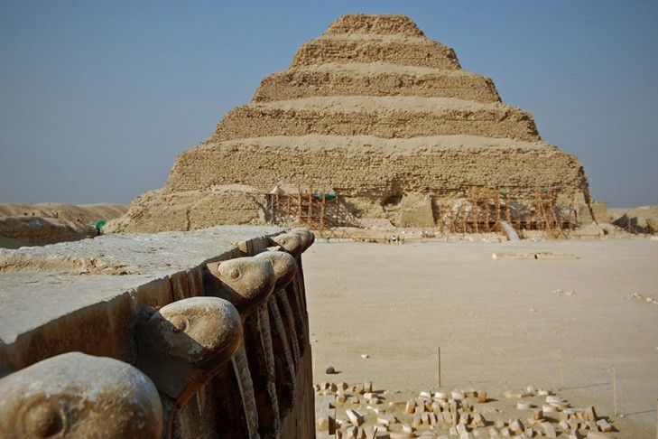 {"en":"Pyramid of Djoser"}